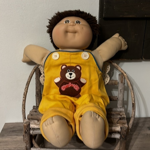 PRE OWNED VINTAGE CABBAGE PATCH BOY KID /DOLL WITH YELLOW TEDDY BEAR OVERALLS - Picture 1 of 17